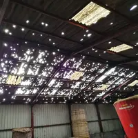 toit d'un bâtiment agricole détruit par la grêle.