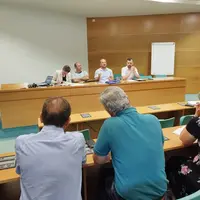 des gens dans une salle
