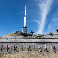 temple de mercure, des gens passent devant
