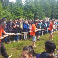 Personnes faisant du tir à la corde