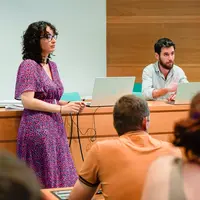 Une femme et un homme dans une salle de conférence
