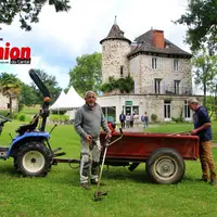 Deux agents travaillent à l'entretien du parc d'un chateau.