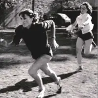 Jeunes femmes courant