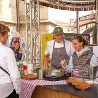 chefs cuisinier en démonstration dans une foire