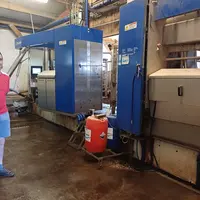 Yoann Liaboeuf devant les deux robots de cette exploitation familiale.