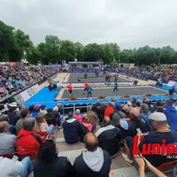 Des gens dans les tribunes avec le terrain au centre