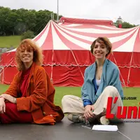Pauine et Morgane devant le chapiteau