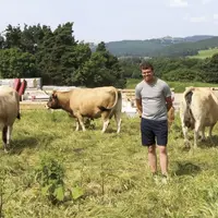 Etienne Bessière devant la bergerie en construction