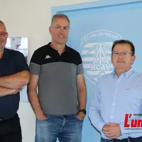 Trois hommes se tiennent debout