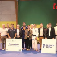 Groupe de judokas et d'élus