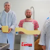 trois fromagers présentent de la tome et de la fourme de cantal
