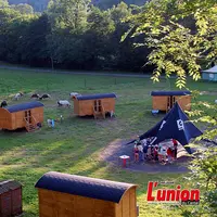 village de vacances avec roulottes et au fond des tentes