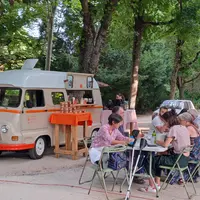 13 stands de produits fermiers avec ou sans dégustation étaient installées dans une allée du Jardin Henri Vinay au Puy.