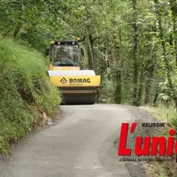un engin jaune avance sur le chemin