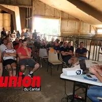 Un groupe de personnes assises