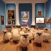 Au milieu de l'une des salles de l'exposition "A travers champs, modernité et ruralité", un troupeau de mouton bien gardé par les agents du musée eux-