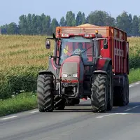 Un tracteur sur une route