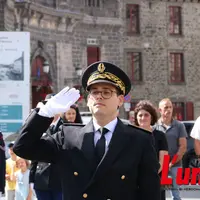 Le sous prefet saluant en gants blancs