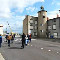Des gens devant un bâtiment