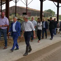 Le préfet de Nouvelle-Aquitaine et les responsables FNSEA Nouvelle-Aquitaine en visite sur une exploitation agricole en Charente le 29 août 2024.