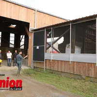 groupe de personne devant un batiment