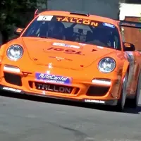 Porsche 930 de couleur orange sur un rallye