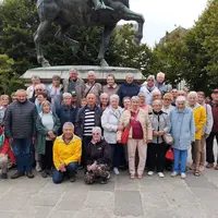 Photo de groupe de personnes âgées sur un site touristique.