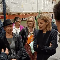 4 femmes en visite dans un entrepôt dont Pascale Trimbach, préfet et Astrid Panosyan Bouvet ministre.