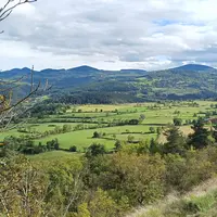 Paysage de campagne avec monts et bocages