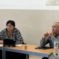 Une femme et un homme assis à une table