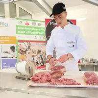 Un jeune homme ficelle un rôti de boeuf
