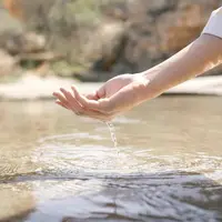 Main qui prend de l'eau dans une mare