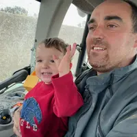L'éleveur Nicolas Perrier avec son fils dans le tracteur.