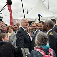 Michel Barnier au milieu de la foule du Sommet de l'Elevage.