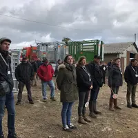 agriculteurs scrutant une démonstration de matériel