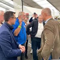 groupe d'hommes discutant au sommet de l'élevage