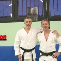 deux judokas en judoki au dojo