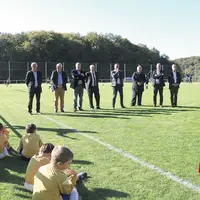 Jeunes footballeurs assis au stade de Parlan
