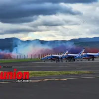 Les avions dans un panache de fumée tricolore