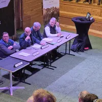 vue sur la tribune de l'assemblée générale dans ring du pôle de Lanaud à Boisseuil (87)