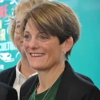 Une femme agricultrice sourit au salon international de l'agriculture.