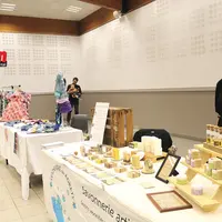 Une jeune femme rpésente ses produits cosmétiques bio.