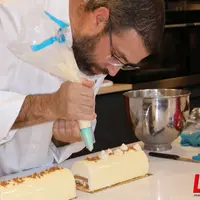 Pâtissier réalisant une bûche de Noël