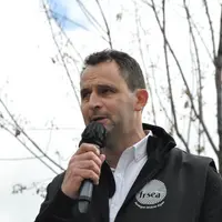 David Chauve sur une estrade lors d'une manifestation agricole organisée sur la Place de Jaude à Clermont-Ferrand.