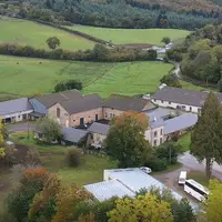 Groupe de bâtiments agricole au milieu des champs