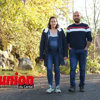 Une femme et un homme marchent