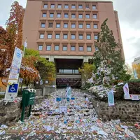 L'entrée de la DDT a été recouverte de papiers. Une action pour dénoncer entre autres la sur-administration.