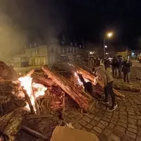 Des agriculteurs allument un feu avec des troncs d'arbres au rond-point Régemortes à Moulins.