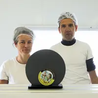 Mylène et Olivier Poveda, avec l'étiquette de leur Chaud'eyrac, médaillé d'or au premier championnat de France de fromages au lait cru
