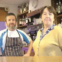Deux personnes derrière un bar